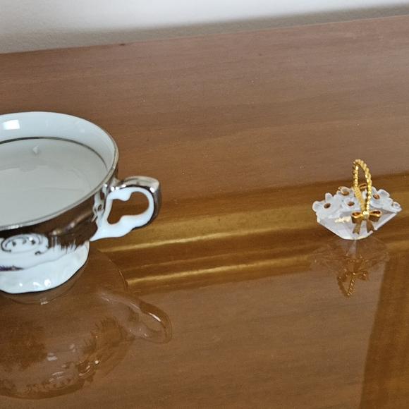 Swarovski Basket Of Flowers with Gold Accents - Picture 3 of 3